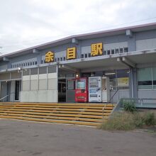 立派な駅舎の余目駅