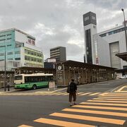 新潟駅には木のデザインバス停