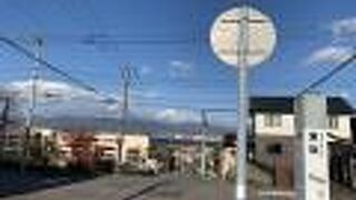 途中で曲がった坂