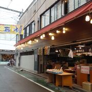 休みの日でも開いてる店があります。