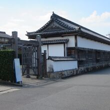 建物は全長50mほどある大きなものです。