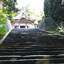 石の参道の奥に本殿がある。