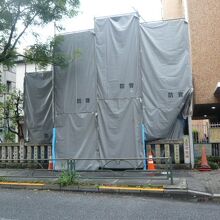 大松稲荷神社の位置の建物は、工事中でした。内部は見えません。
