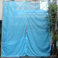 安全ネット越しに、うっすら社殿の輪郭が確認できます。神社です