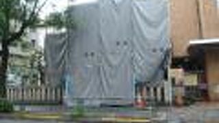 表参道の大松稲荷神社を訪れましたが、工事中でした。社殿が存在することには、間違いありません。