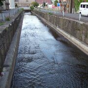 真ん中を川が流れています