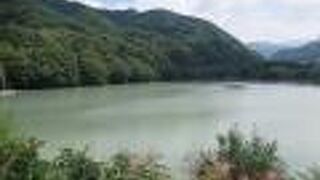 白っぽい緑色の湖です