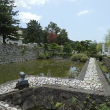 淡路文化史料館前の石垣と濠