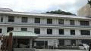 三熊山の麓で洲本城跡の濠の中