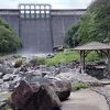 ダムの堰堤の下の河原に湧き出る温泉　