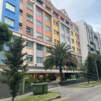 MRT駅から800ｍくらいのロケーション、バス停には近いです