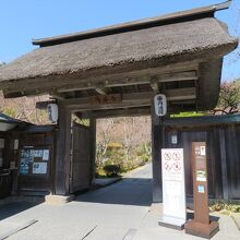 圓通寺山門。脇にチケット窓口があります。