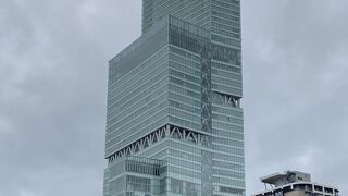 天王寺にそびえ立つあべのハルカス。