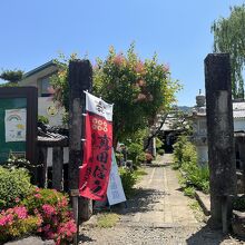 お寺の入口から