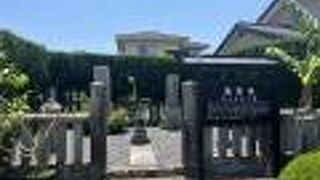 佐久間象山の墓がある