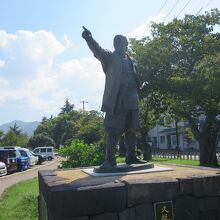 久坂玄瑞の力強い像は萩市中央公園にあります。