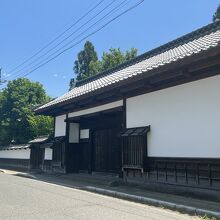 表門と周囲の壁だけが残っている