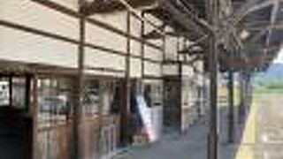 廃線となった鉄道の駅が、そのまま保存されている