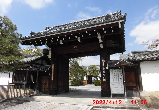 かつては天台宗寺門派（天台寺門宗）三門跡の一つ