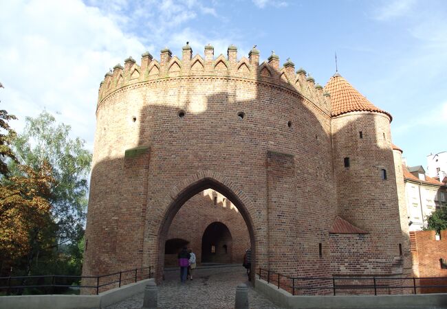 バルバカンは中世の要塞でした