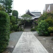 持法寺は、石畳の参道の奥に、あります。奥ゆかしい感じです。
