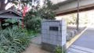 上も下も道路になっています