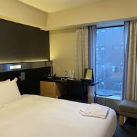 窓際には小さいがテーブルやデスクもあった