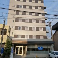 駅近、徒歩3分。部屋半数が東側、空港向いています。