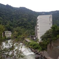 川沿いに混浴露天風呂があります