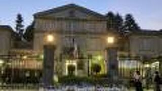 正面門にたくさんの献花