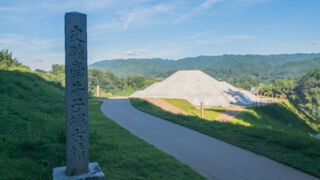 再建された古墳が白く光っていてとてもまぶしかったです