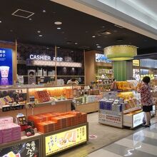 さまざまな商品が揃う。