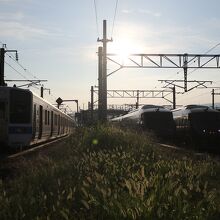 湯江駅での普通と特急列車の交換