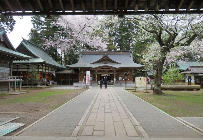 広～い水沢公園内の風格ある神社