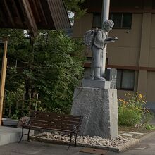 懐かしい二宮金次郎の像が近くにありました。
