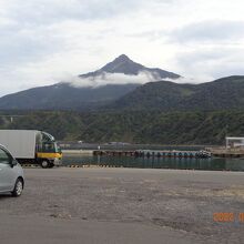 利尻島でも各地から見えます。島を1周すると形の違う山です。