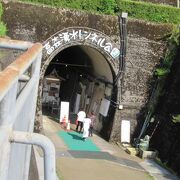 鉄道でなく湧水が流れています