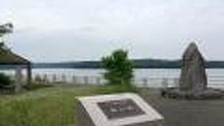 周囲に緑が広がる湖