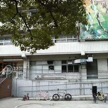 園内に元々学校の校舎があり、学生時代の放課後っぽい感じも