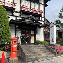 善光寺の参道に面して建つ郵便局