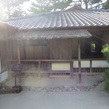 松陰神社本殿を背にして吉田松陰幽囚旧宅を見る。