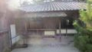 松陰神社本殿と正対するようにして幽囚室はあります。