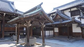 本堂手前の手水舎の彫刻が見事