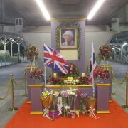 女王を追悼する祭壇が設置