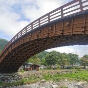 総檜作りの太鼓橋