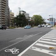 平和公園沿いの大きな道路