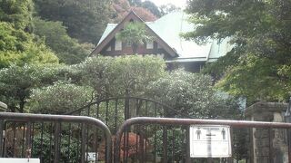 内部公開が待ち遠しい、西洋の民家調の建物