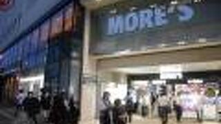 地元民の店がいろいろ。