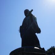 福岡らしいと言えば福岡らしい銅像