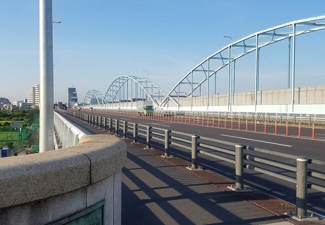 アーチは多摩川大橋のものではなく、すぐ隣の細い別の橋のもの